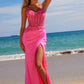 Vestido de satén brillante con bordado floral y abertura Nox Anabel H1670
