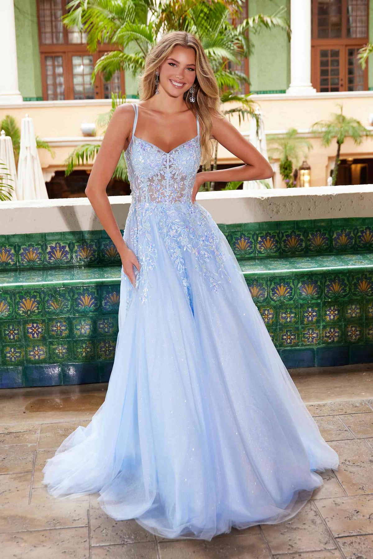 Vestido de línea A con escote corazón y apliques florales Nox Anabel H1682