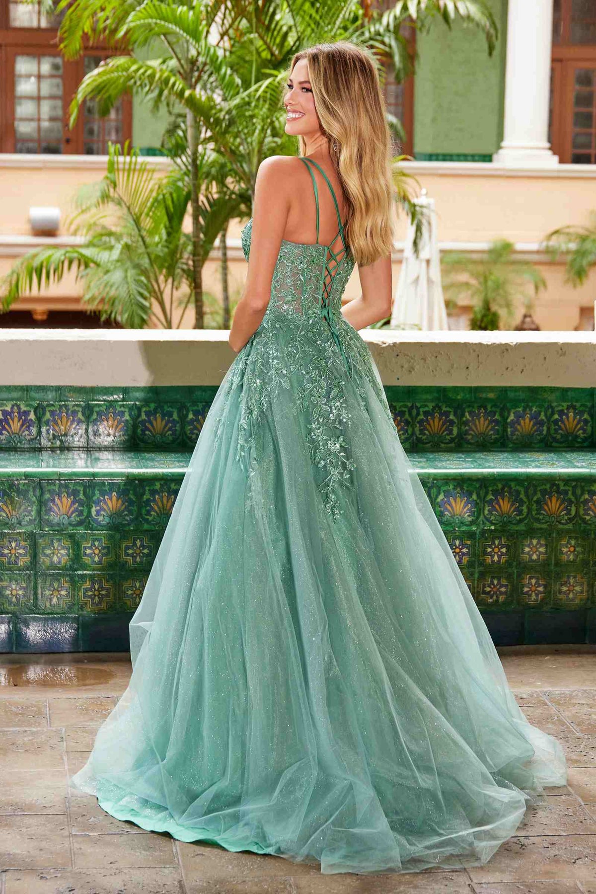 Vestido de línea A con escote corazón y apliques florales Nox Anabel H1682