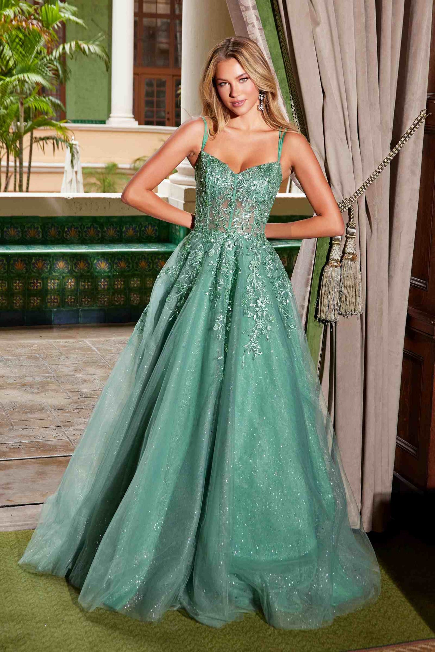 Vestido de línea A con escote corazón y apliques florales Nox Anabel H1682