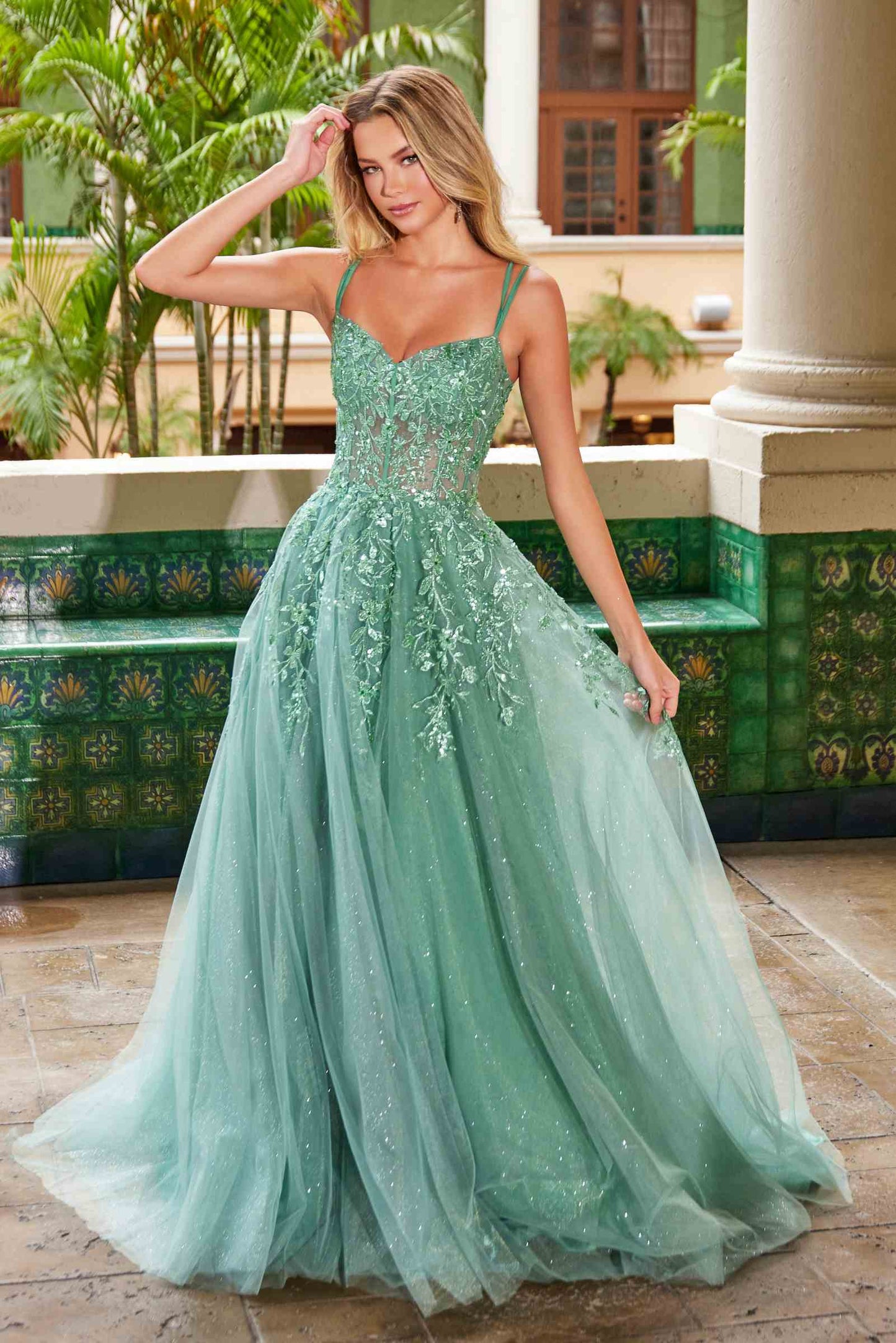 Vestido de línea A con escote corazón y apliques florales Nox Anabel H1682