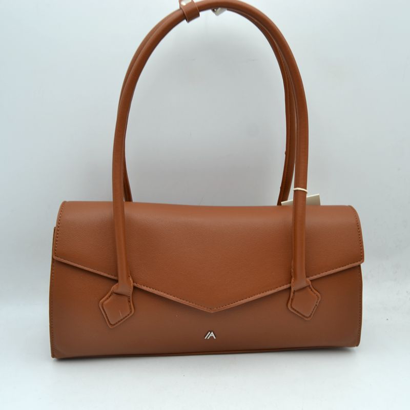 Minimalist Structured Shoulder Bag with Envelope Flap