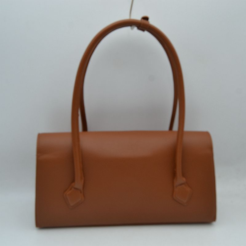 Minimalist Structured Shoulder Bag with Envelope Flap