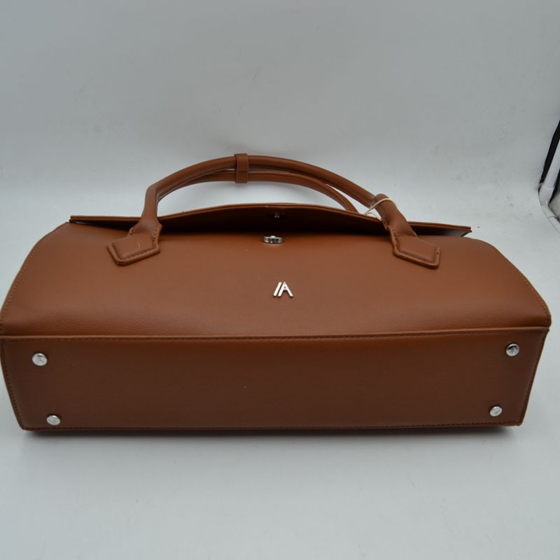 Minimalist Structured Shoulder Bag with Envelope Flap