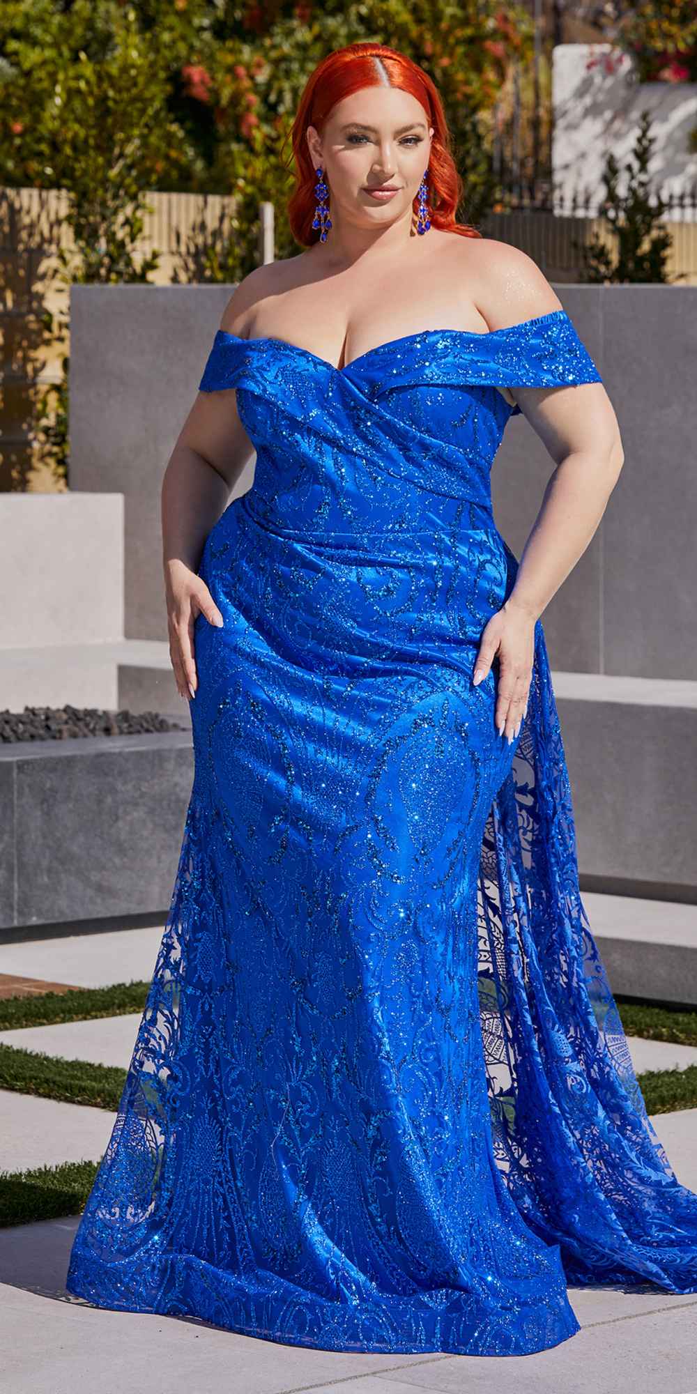 Vestido largo de encaje Ladivine J836 con hombros descubiertos y sobrefalda