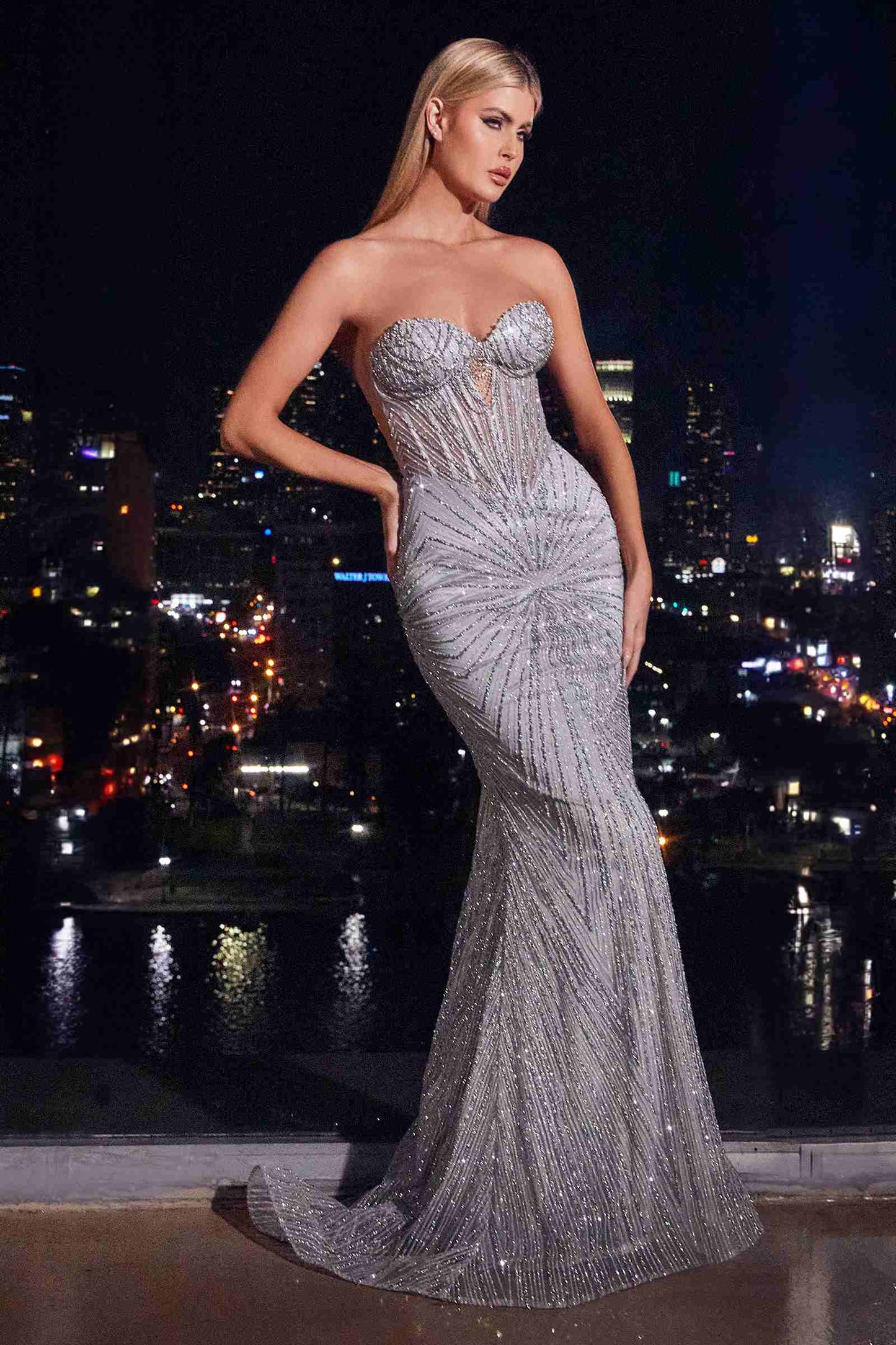 REBAJAS - Vestido largo de noche sin tirantes dorado ajustado Ladivine J871 (Talla 16)