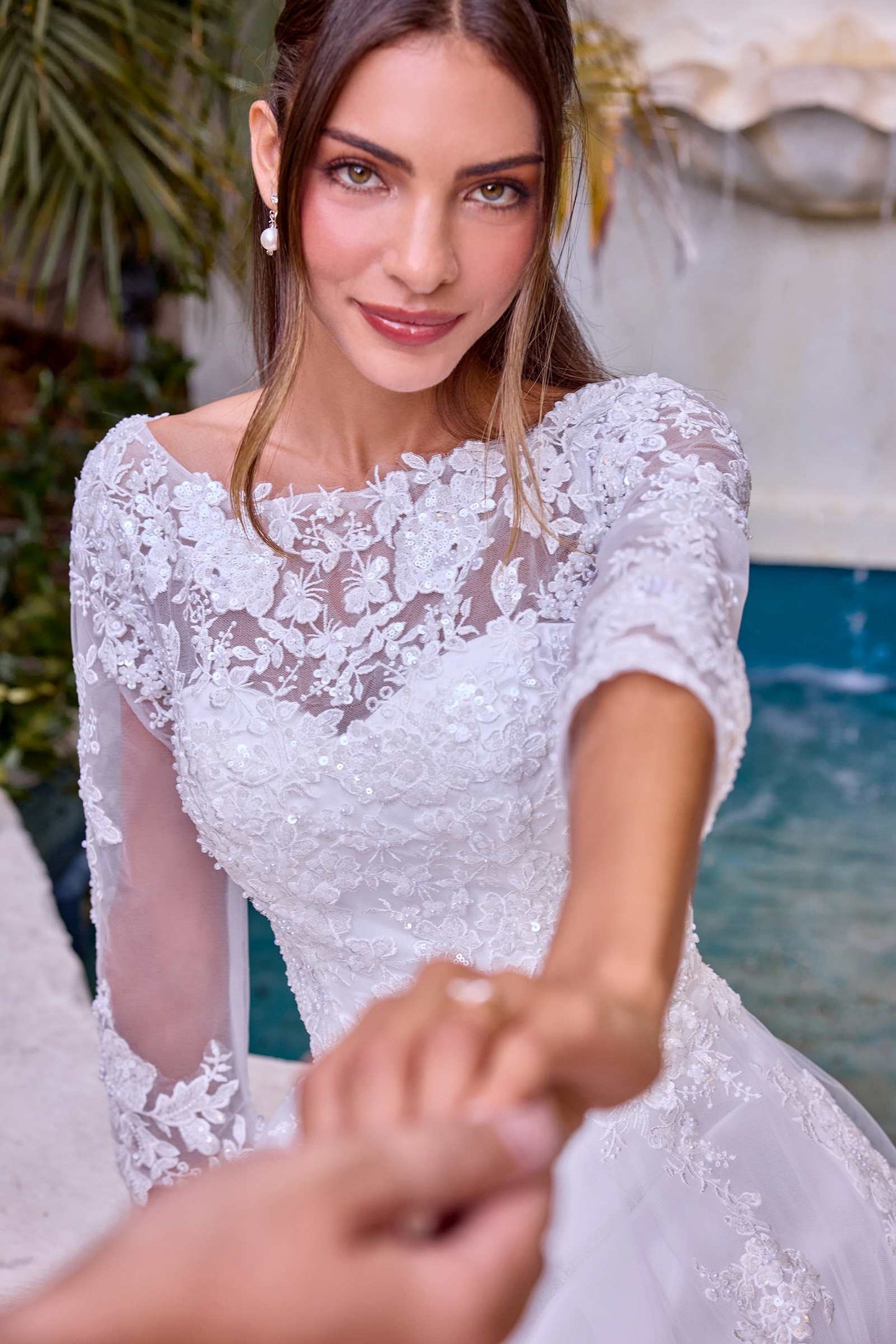 Ladivine J883W Vestido de novia acampanado corte A manga larga apliques de encaje