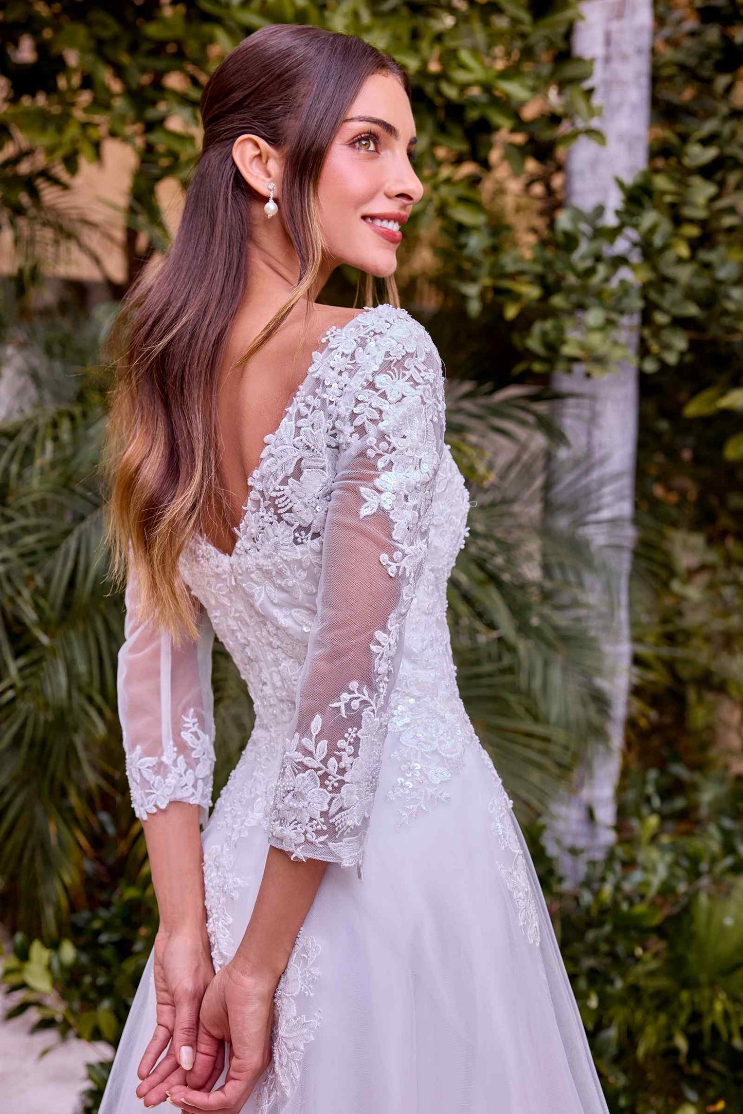 Ladivine J883W Vestido de novia acampanado corte A manga larga apliques de encaje