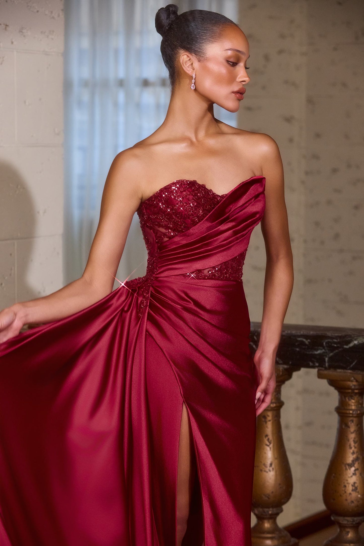 Vestido de noche sin tirantes con escote en punta Ladivine J887