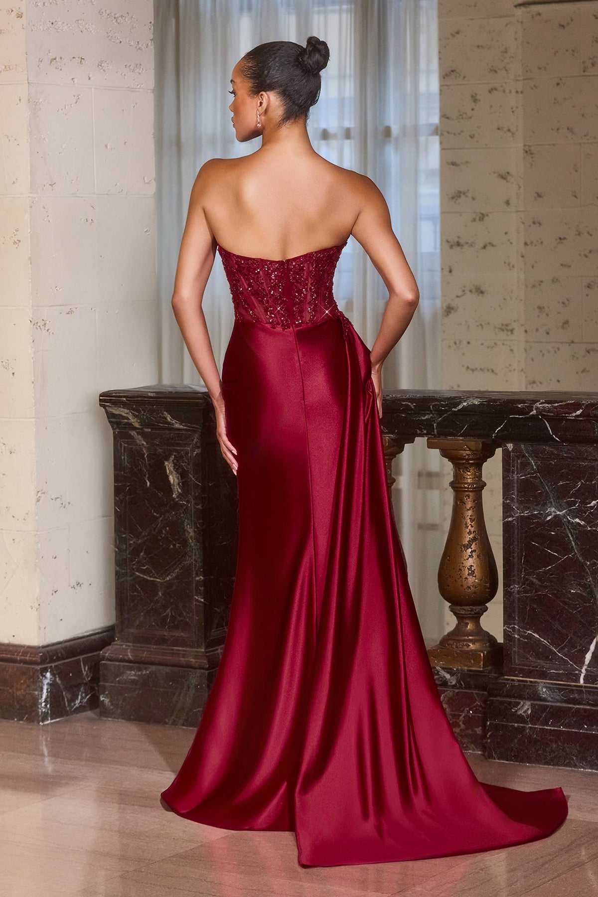 Vestido de noche sin tirantes con escote en punta Ladivine J887