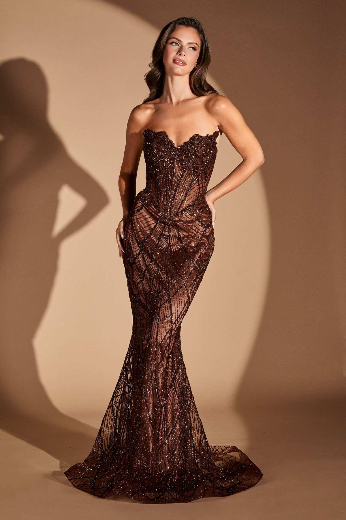 Vestido largo de noche sin tirantes con corpiño ajustado de lentejuelas y escote corazón Ladivine J888