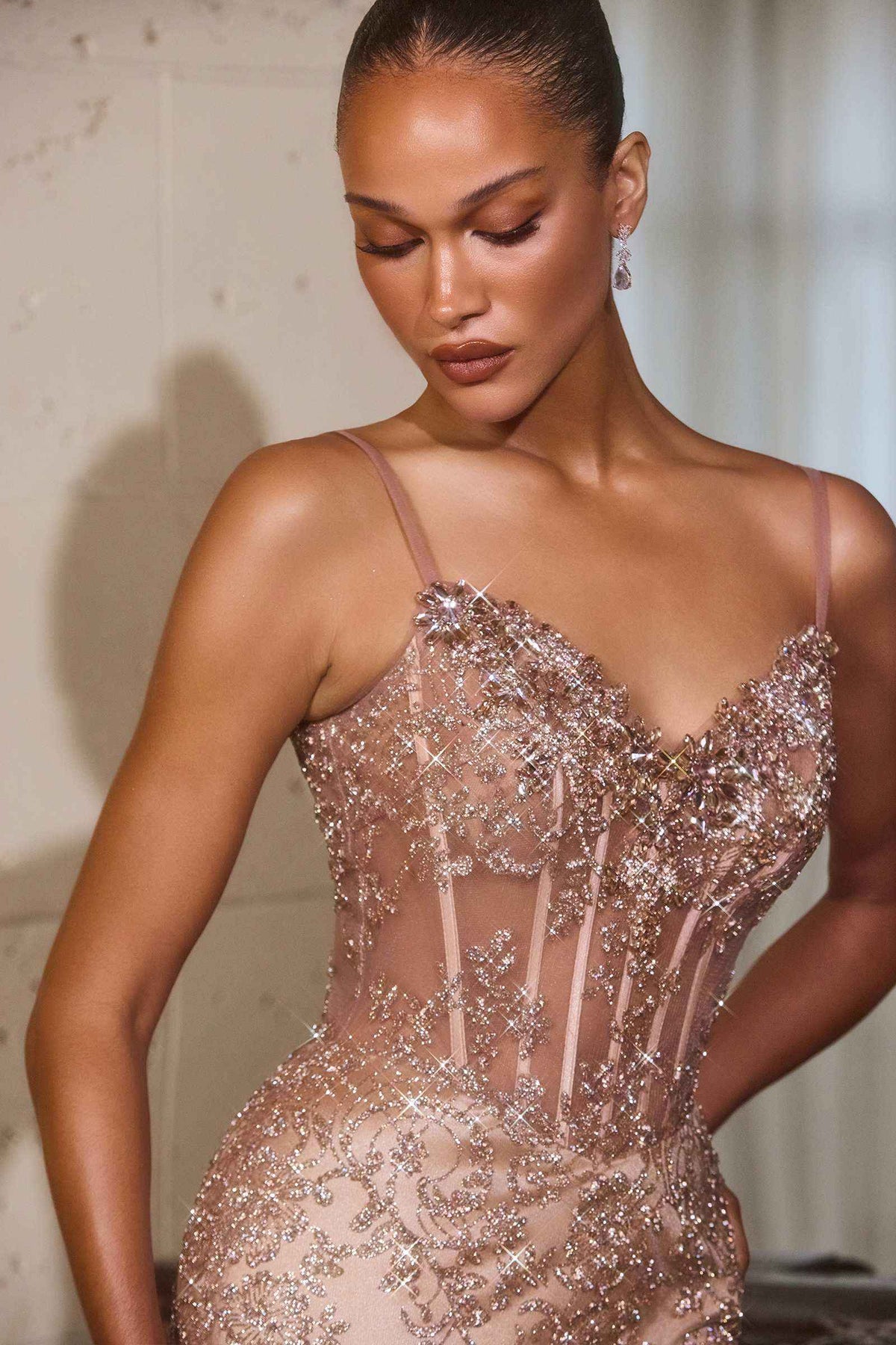 Vestido ajustado Ladivine J889 con apliques colocados a mano y lentejuelas brillantes