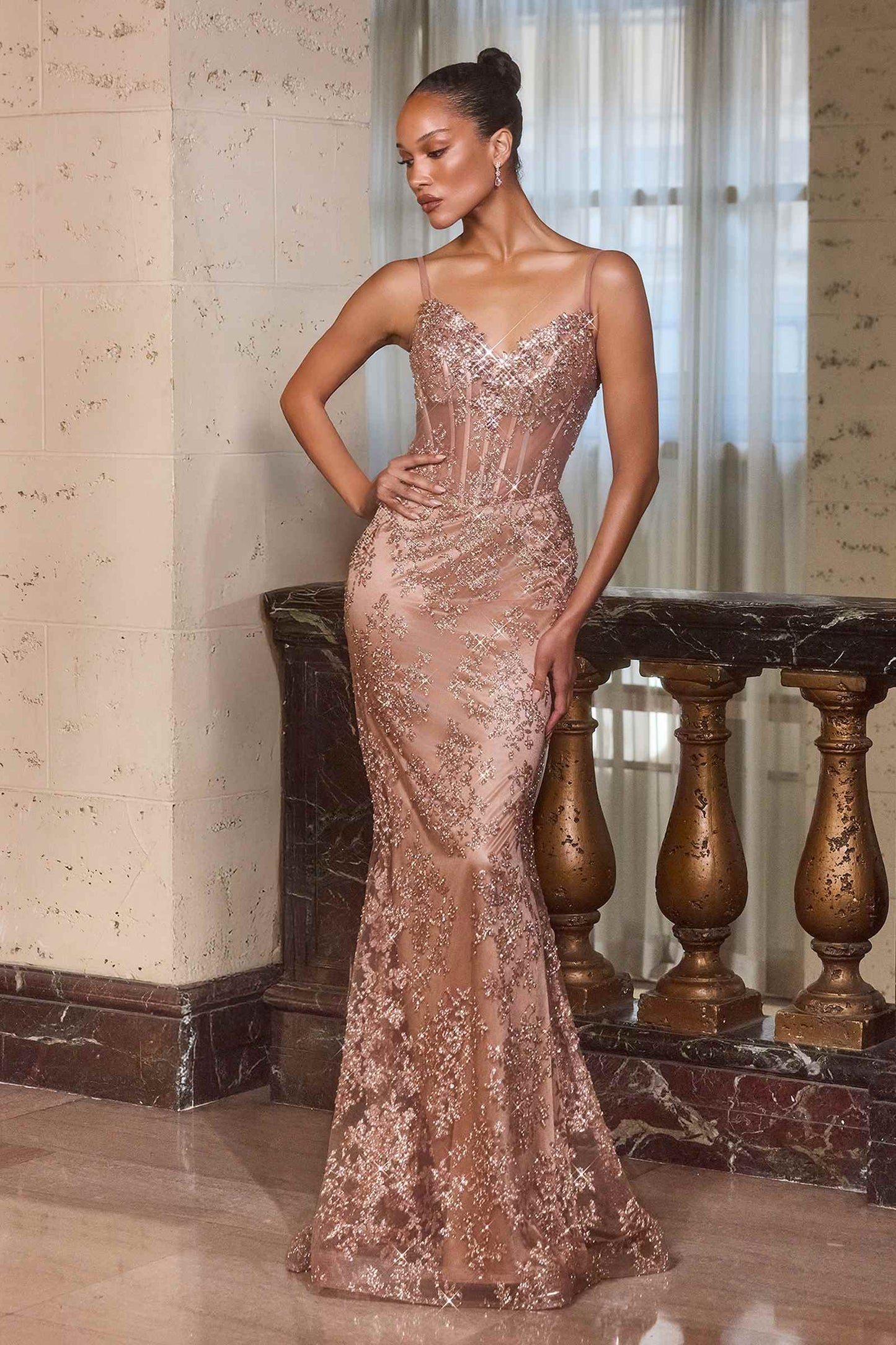 Vestido ajustado Ladivine J889 con apliques colocados a mano y lentejuelas brillantes