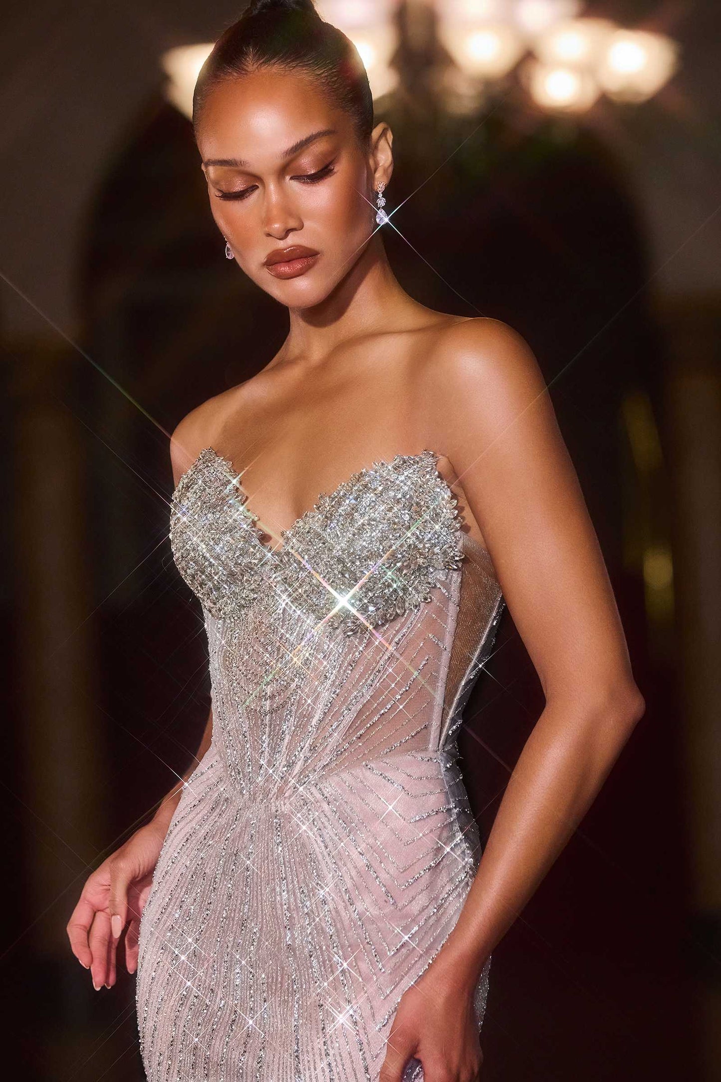 Vestido de Noche Ajustado con Corsé Transparente y Cuerpo Cubierto de Cristales Ladivine J903 Lavish