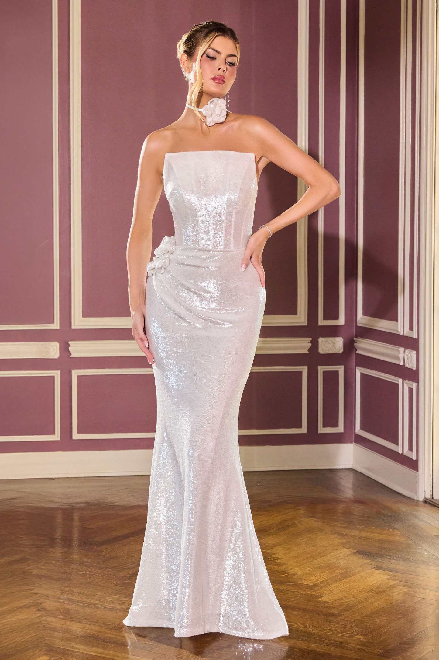 Vestido de noche moderno y ceñido Ladivine J905 sin tirantes con lentejuelas y transparencia lateral