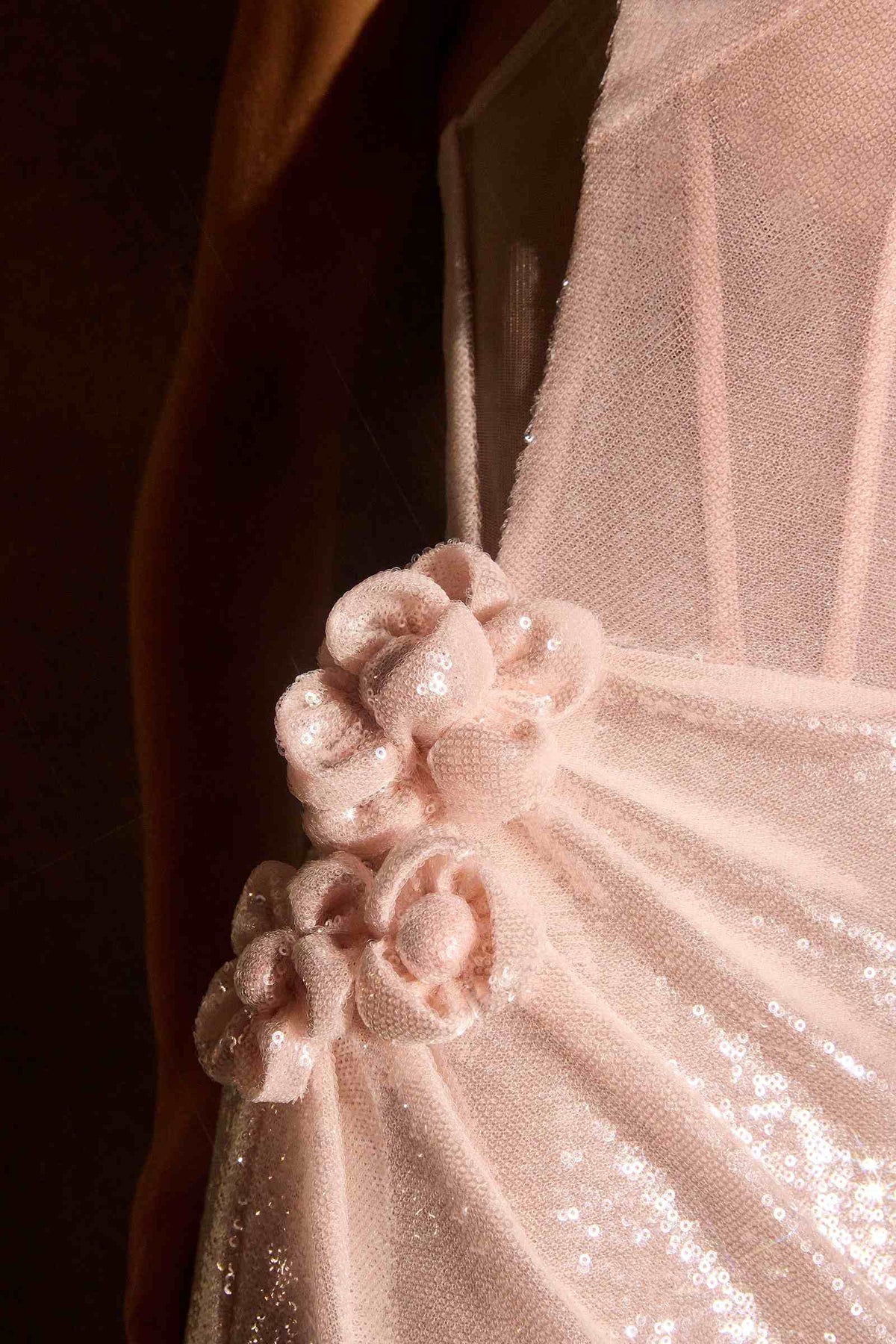 Vestido de noche moderno y ceñido Ladivine J905 sin tirantes con lentejuelas y transparencia lateral