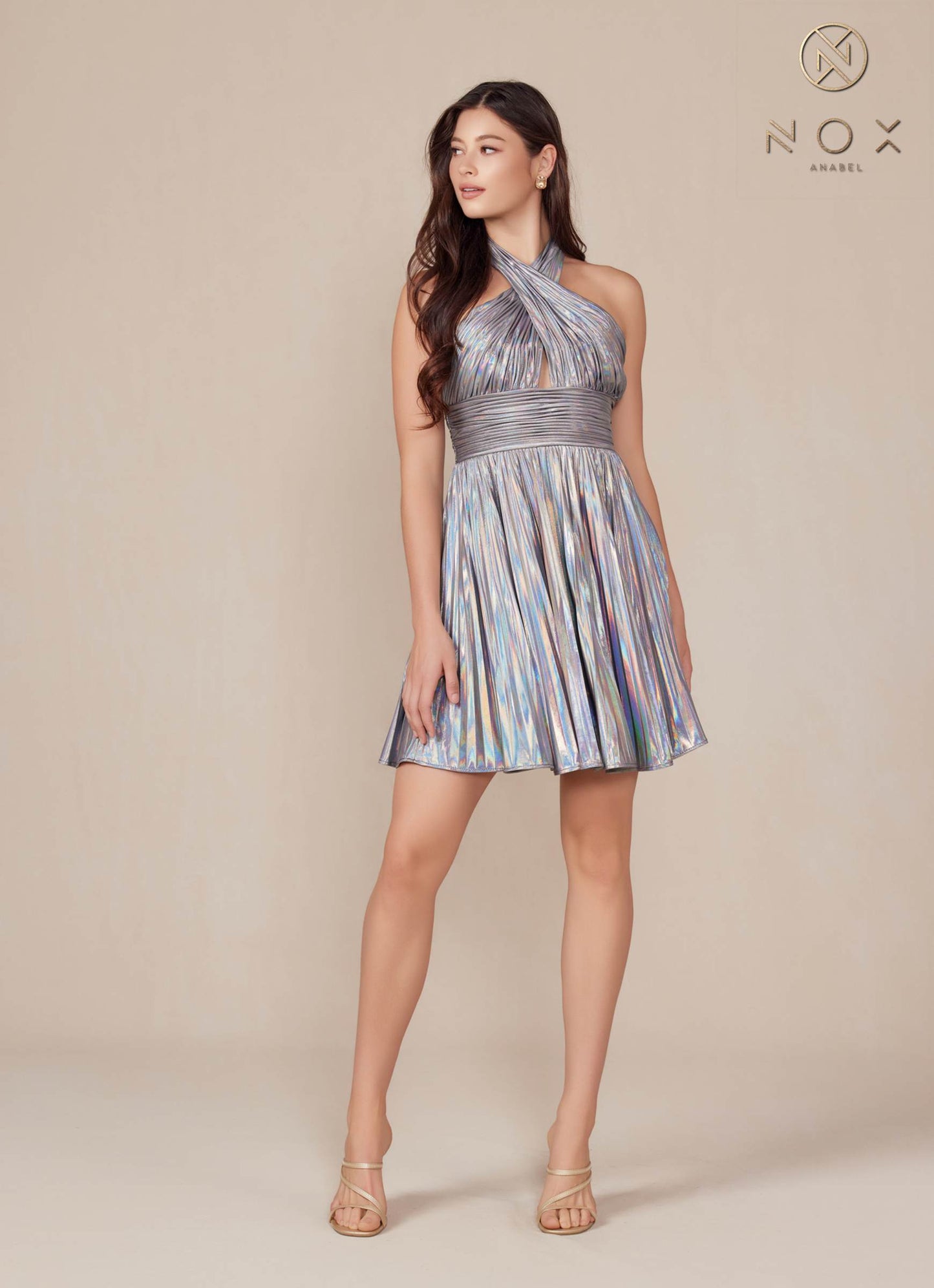 Vestido corto de noche plisado con cuello halter Nox Anabel K822
