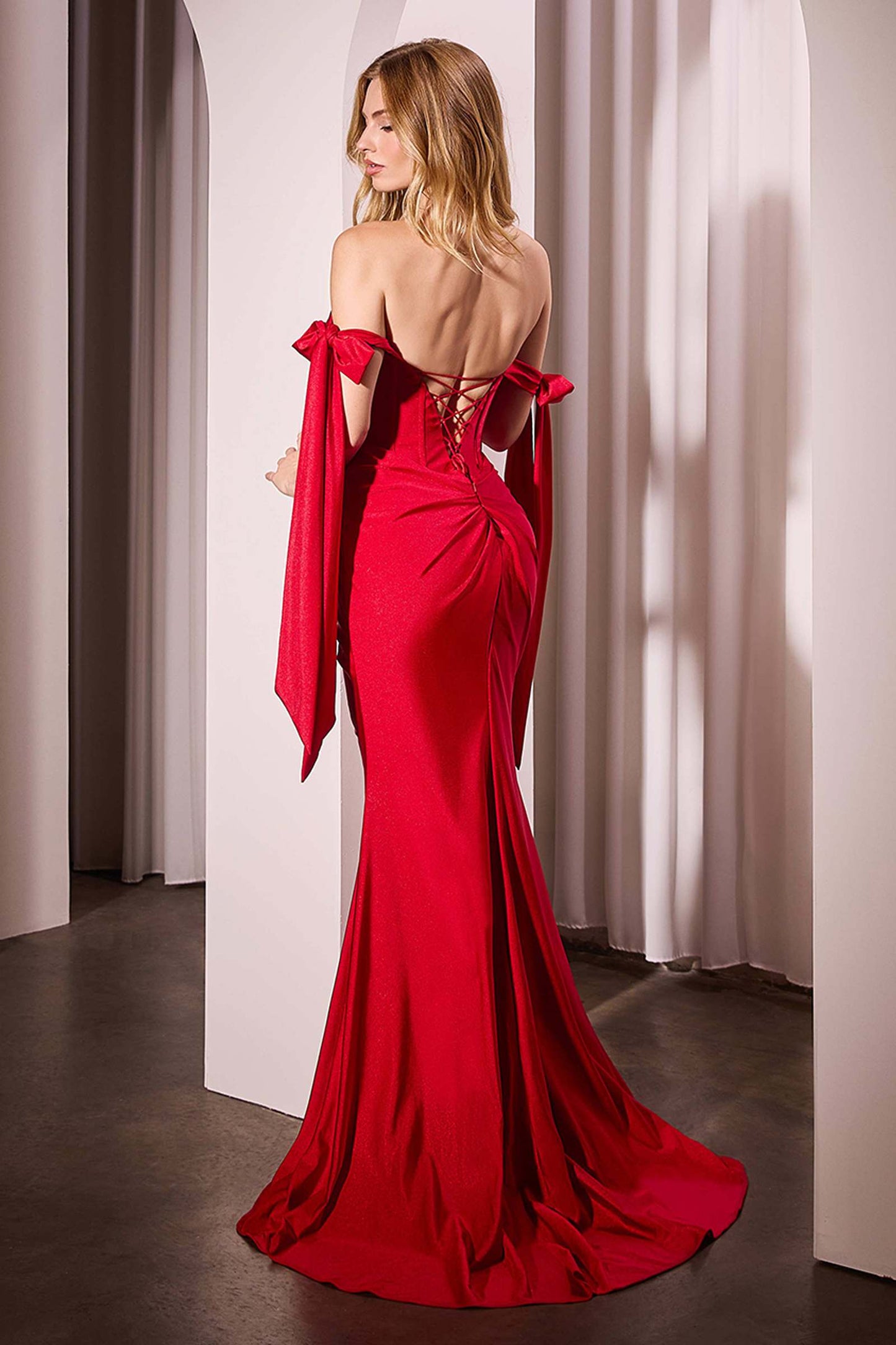 Vestido ajustado de elastano elástico con hombros descubiertos Ladivine KV1120