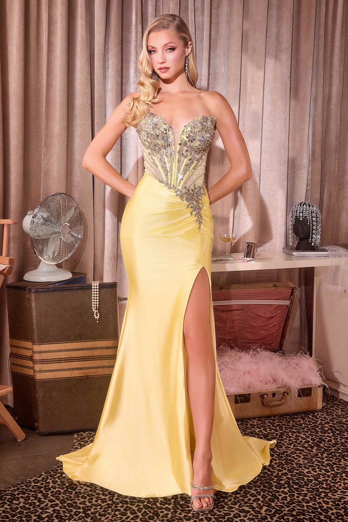 Vestido de satén entallado con hombros descubiertos Ladivine KV1144 con drapeado de lujo
