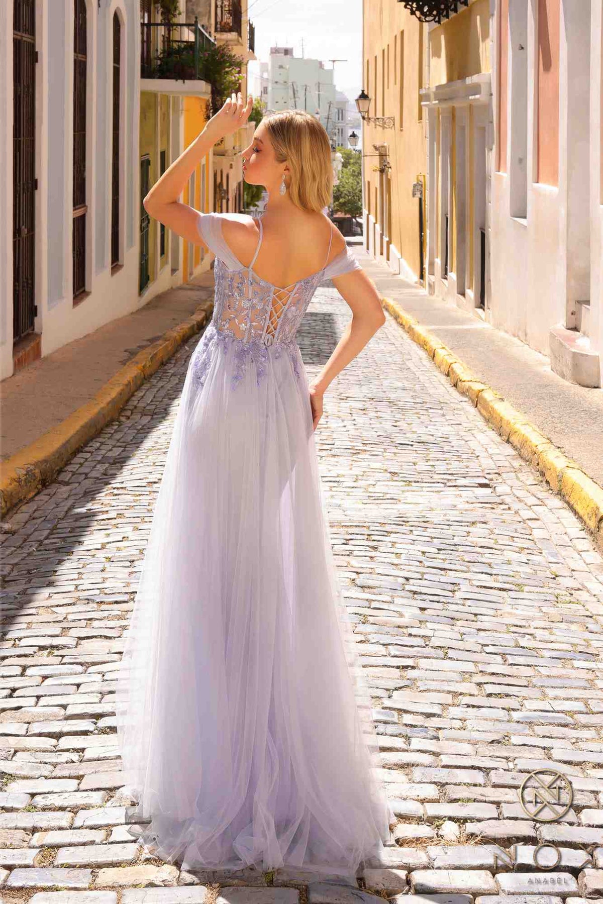 Nox Anabel L1362 Vestido de tul largo con sobrefalda, hombros descubiertos y apliques