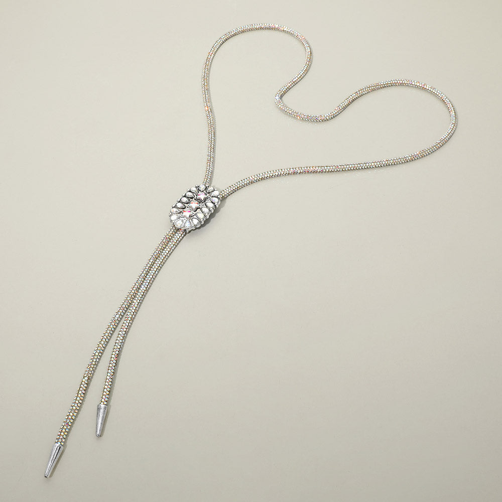 Collar bolo con colgante ovalado con acento de piedra de tres estrellas y pedrería brillante