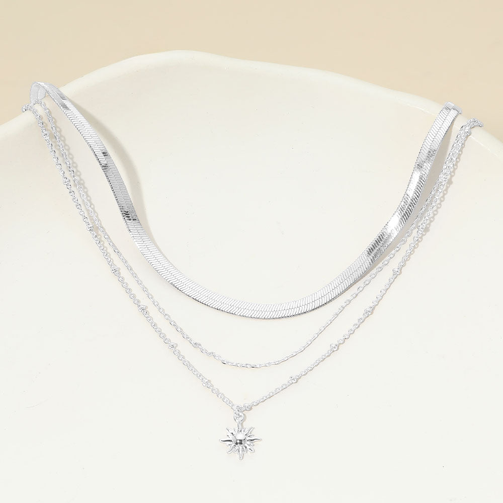 Collar superpuesto de cadena de espiga con colgante de dije de ráfaga de sol chapado en oro blanco