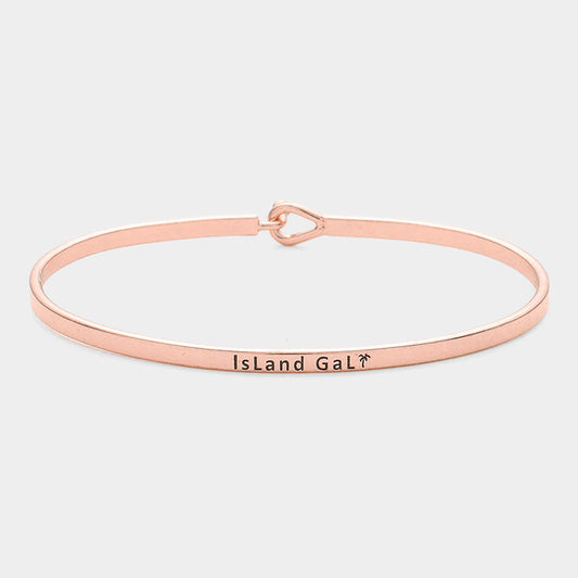 Pulsera de metal de latón delgada "Island Gal"