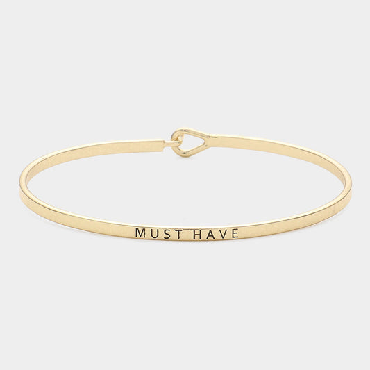Pulsera fina de metal con gancho "imprescindible"
