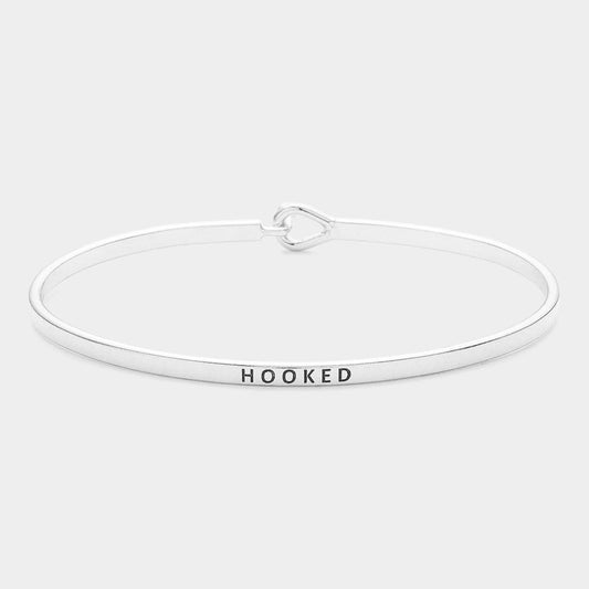 "Hooked" Pulsera de latón fino con gancho metálico