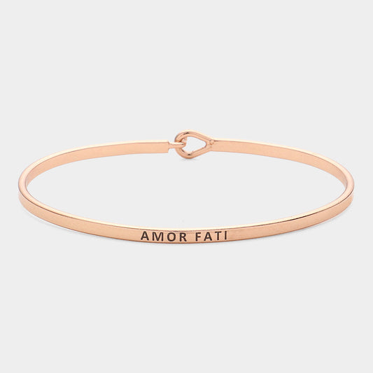 Pulsera fina de metal de latón con gancho "Amor Fati"