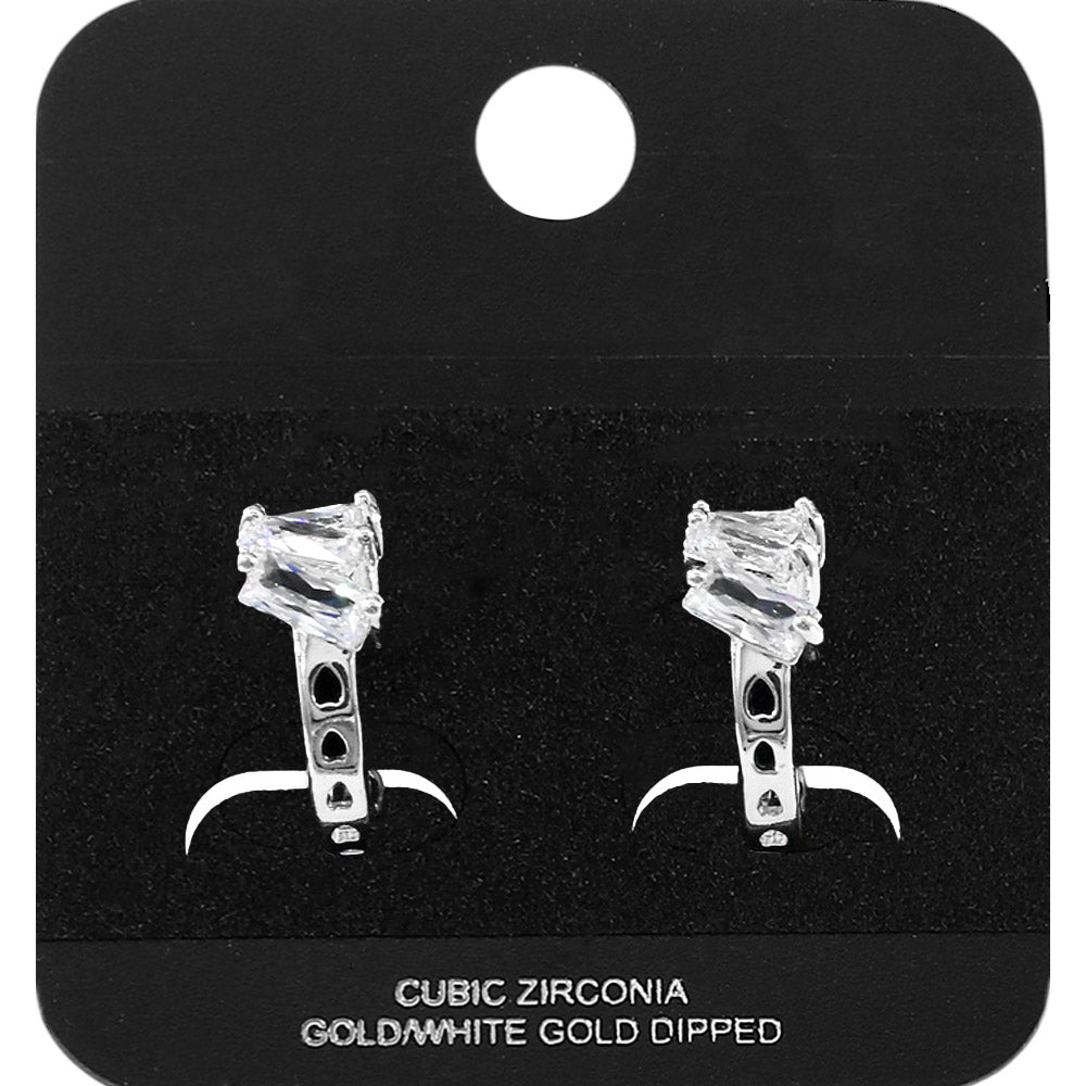 Pendientes de aro mini abiertos con acento de circonita cúbica con triple corte baguette y bañados en oro blanco