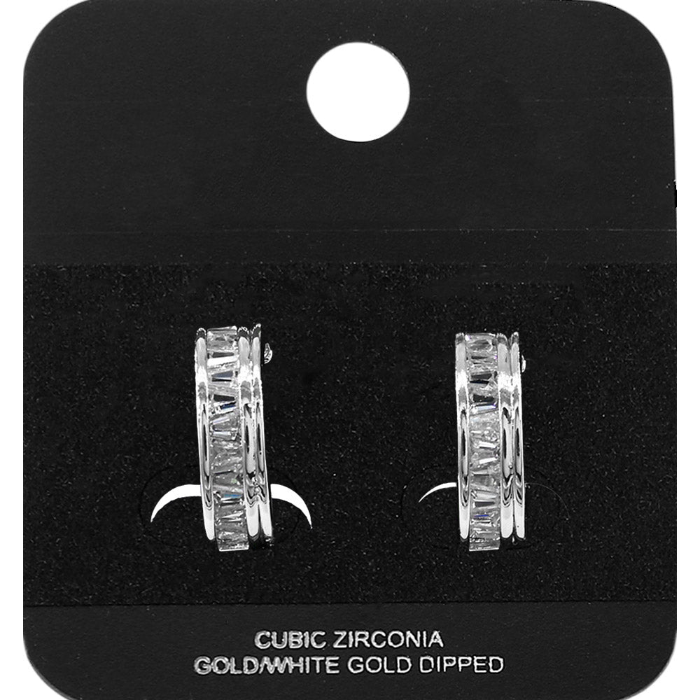 Aretes tipo mini argolla abierta con circonitas cúbicas incrustadas, bañados en oro blanco