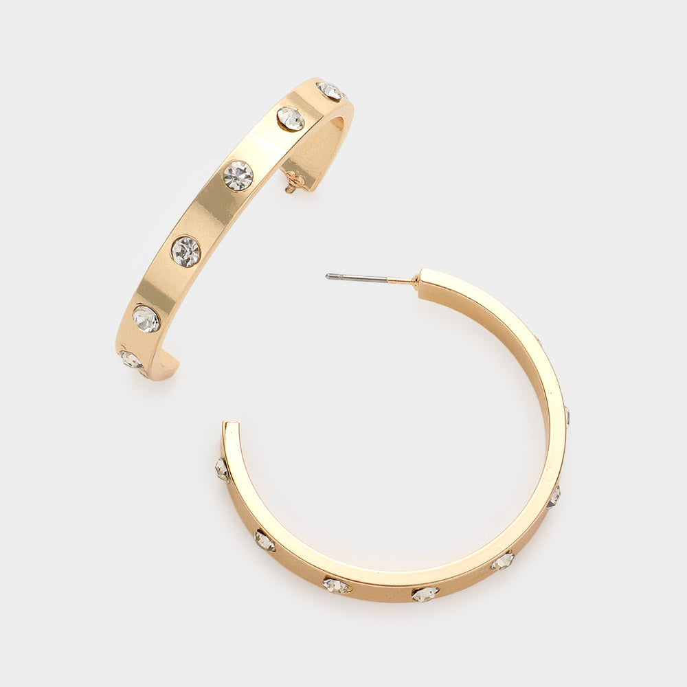 Aretes de aro de metal adornados con piedras