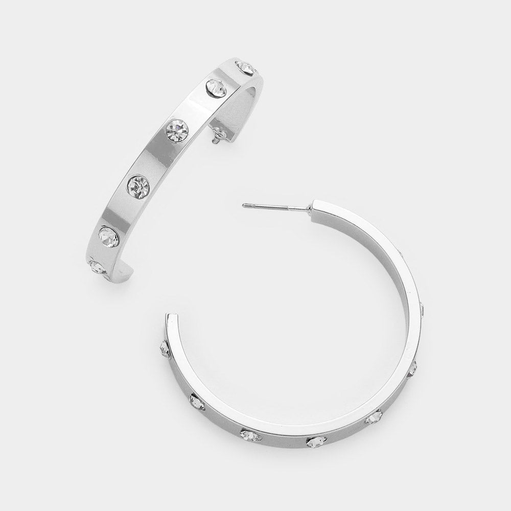 Aretes de aro de metal adornados con piedras