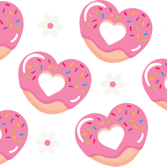 Vasos de vidrio en forma de corazón con rosquillas rosadas para el Día de San Valentín