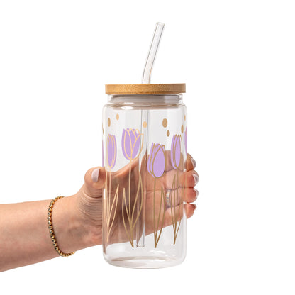 Vasos de cristal con tulipanes morados