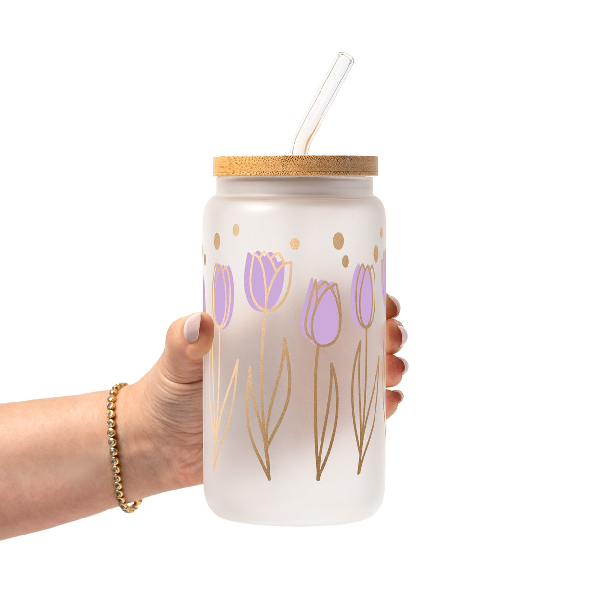 Vasos de cristal con tulipanes morados