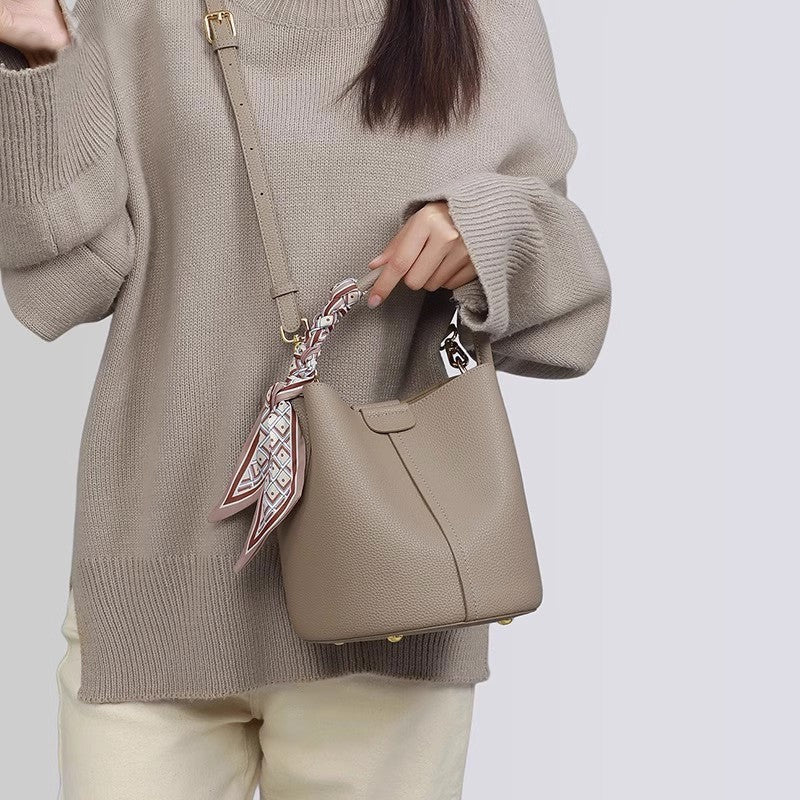 Pretty Women's Fashion Minority Design Commuter Handbags