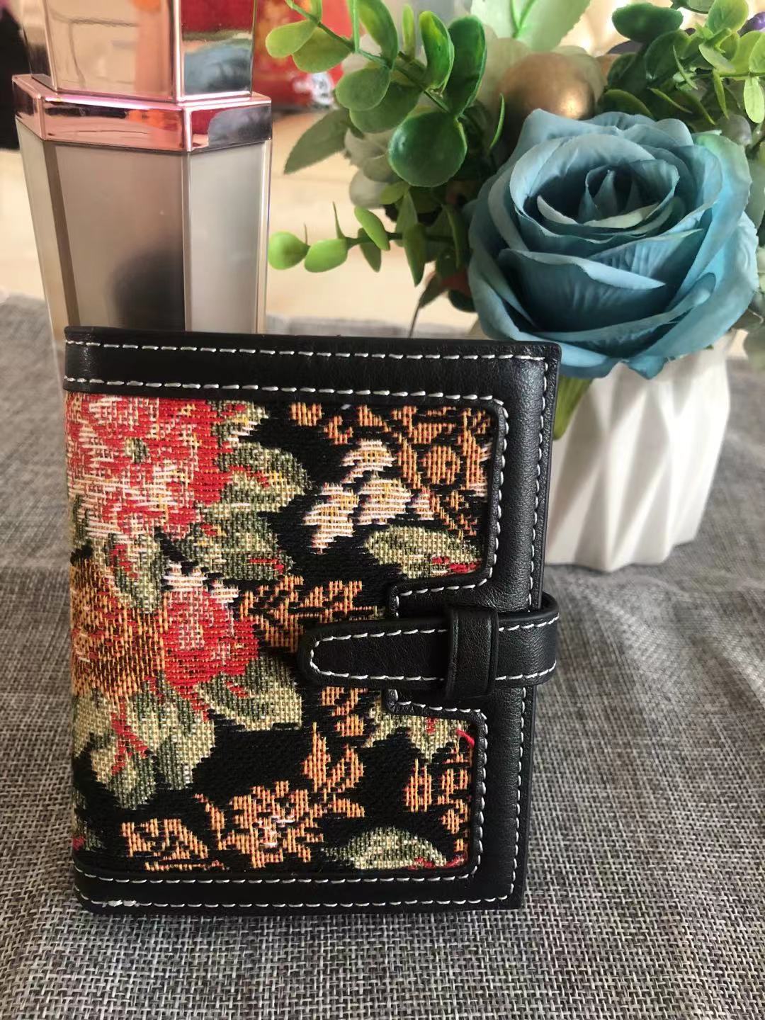 Women's First Layer Cowhide Short Textured Folding Ladies Wallets