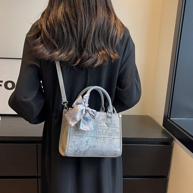 Women's High-grade Embroidered Light Luxury Large Capacity Shoulder Bags