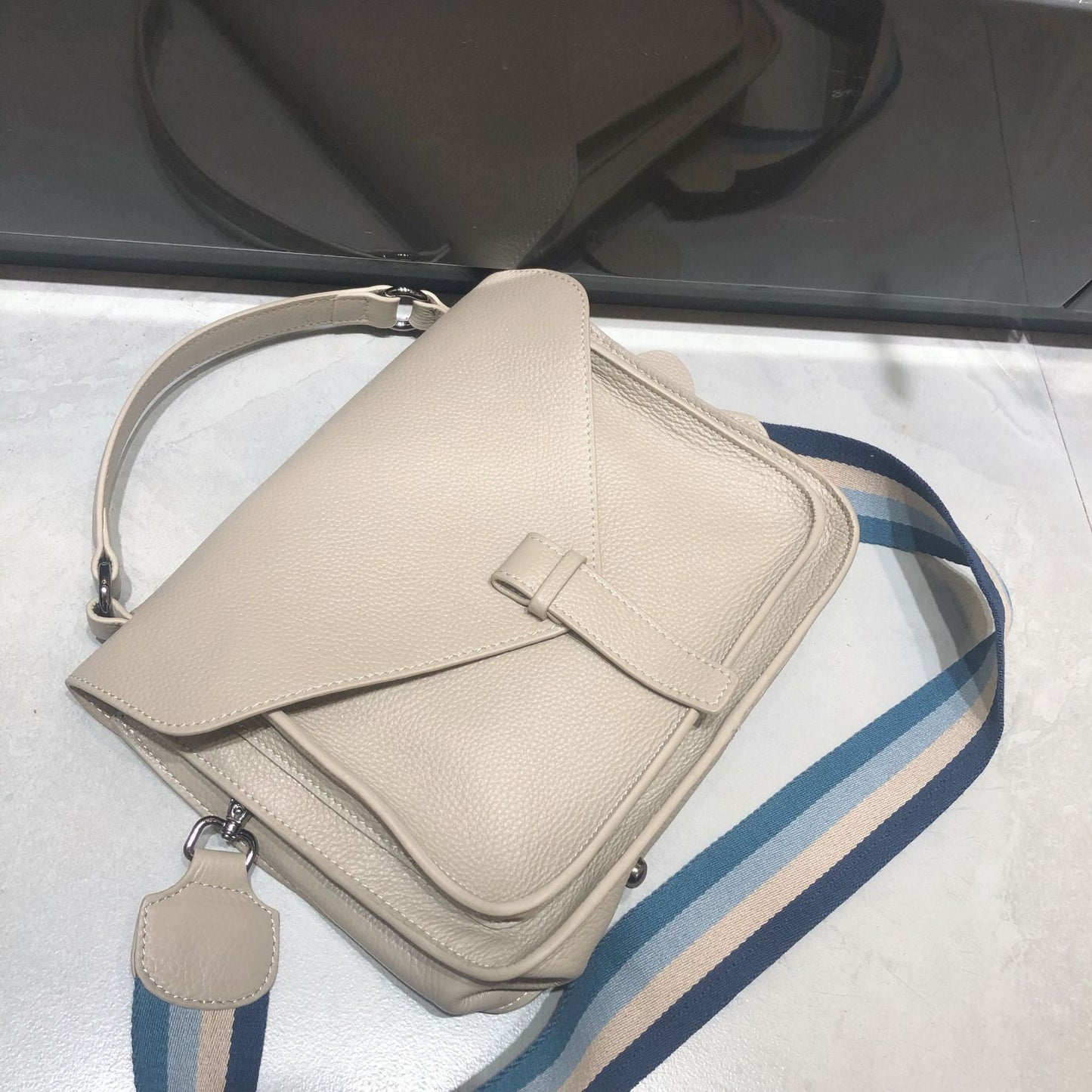 Women's Vintage Leather Temperament First Layer College Shoulder Bags