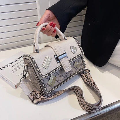 Women's Retro Badge Portable Chain Design Shoulder Bags
