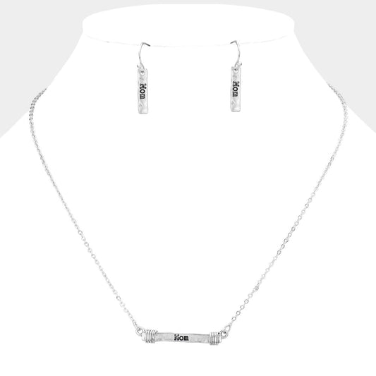 Collar con colgante de barra de metal horizontal irregular "MOM"