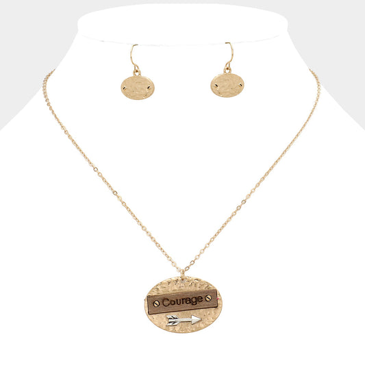 Collar de flecha de madera con mensaje "Courage" y colgante de metal