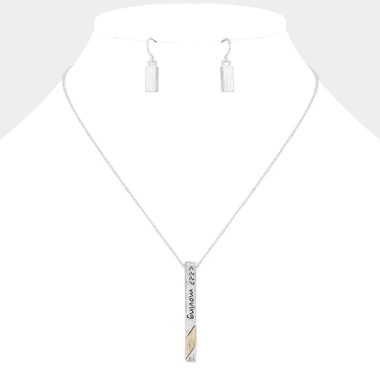 Collar con colgante de barra de metal "Sigue Movimiento"