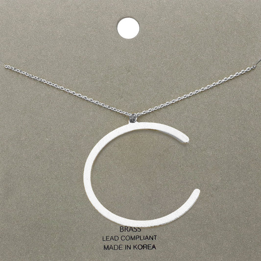-c- Collar con colgante de metal de monograma inicial de latón
