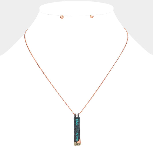 Collar con colgante de barra de metal martillado "Believe"