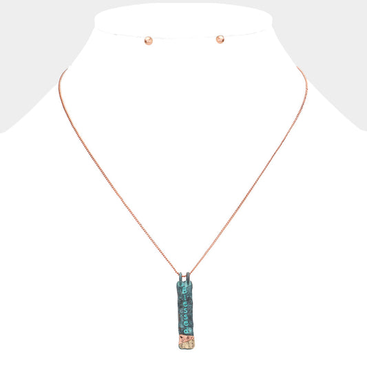 Collar con colgante de barra de metal martillado "Blessed"