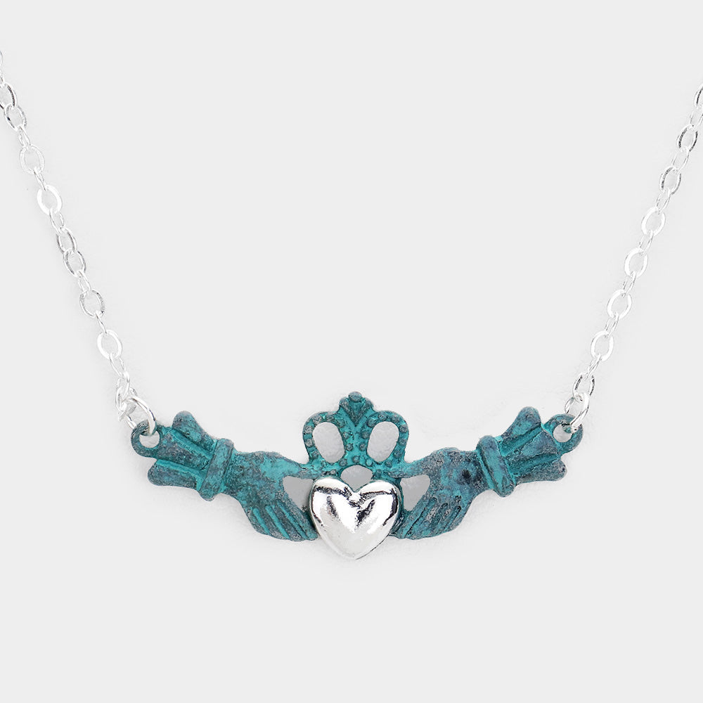 Collar con colgante Claddagh de metal