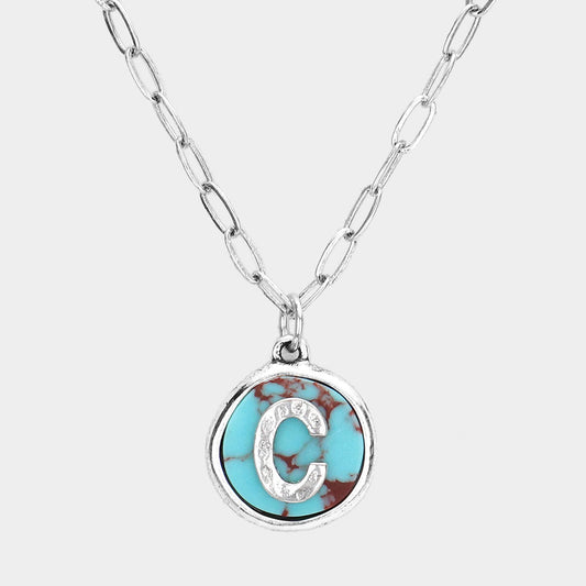 Collar con colgante turquesa con monograma inicial -C-
